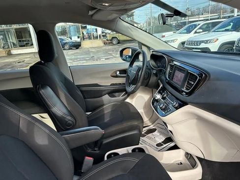 Used 2022 Chrysler Voyager LX FWD image 31
