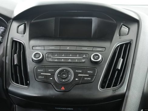 Used 2018 Ford Focus SE w/ Cold Weather Package FWD image 9