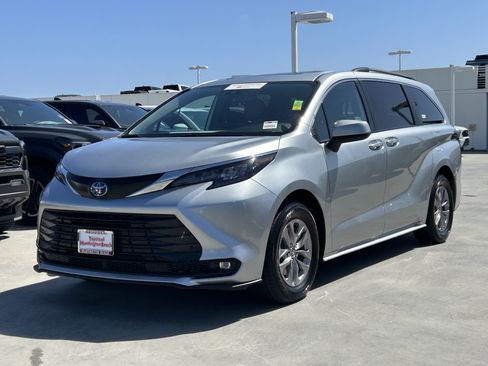 Certified 2025 Toyota Sienna XLE FWD image 6