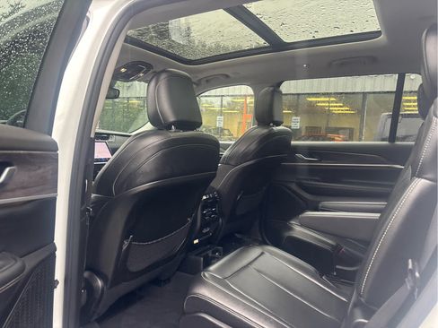 Used 2023 Jeep Grand Cherokee L Limited AWD/4WD image 10