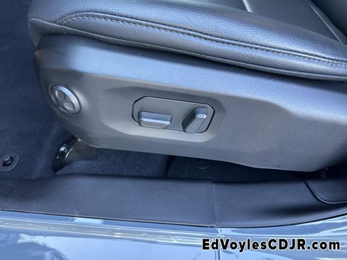 Used 2025 Jeep Wrangler Sahara image 12