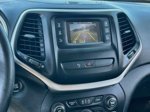 Used 2016 Jeep Cherokee Latitude w/ Comfort/Convenience Group FWD image 13