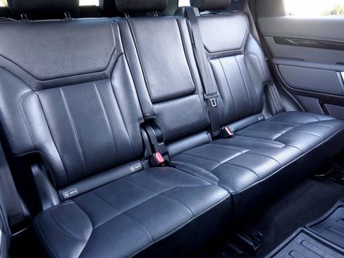 Used 2018 Land Rover Discovery SE image 11