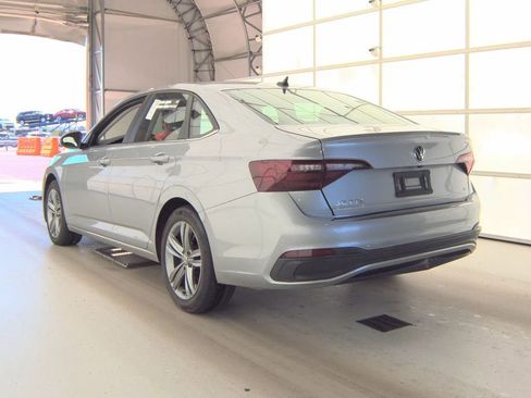Used 2024 Volkswagen Jetta SE FWD image 4