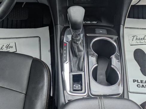 Used 2022 Chevrolet Equinox Premier FWD image 18