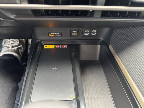 Used 2025 Toyota Camry SE w/ Convenience Package image 24