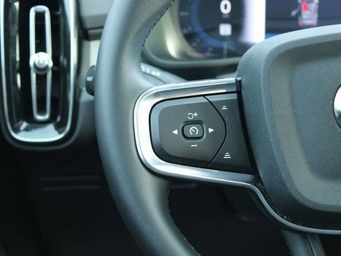 Used 2025 Volvo XC40 B5 Plus image 26