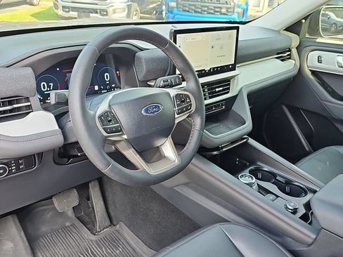 Used 2025 Ford Explorer Active w/ Active Comfort Package RWD image 17