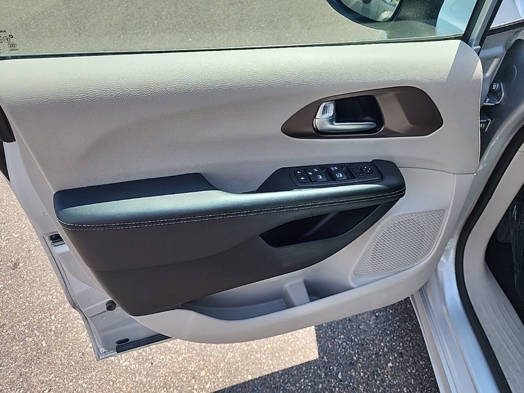 Used 2023 Chrysler Voyager LX FWD image 6