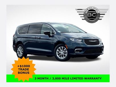 Used 2025 Chrysler Pacifica Select