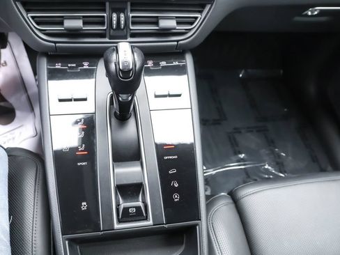 Used 2023 Porsche Macan AWD/4WD image 21