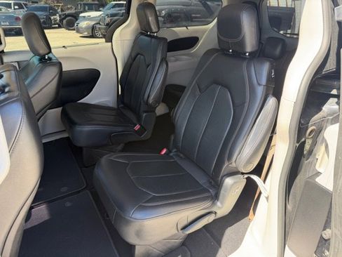 Used 2019 Chrysler Pacifica Touring-L image 12