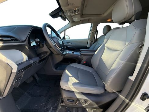 Used 2023 Toyota Sienna XLE w/ XLE Plus Package image 9