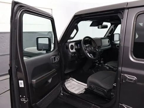 Used 2025 Jeep Wrangler Unlimited Sahara AWD/4WD image 14
