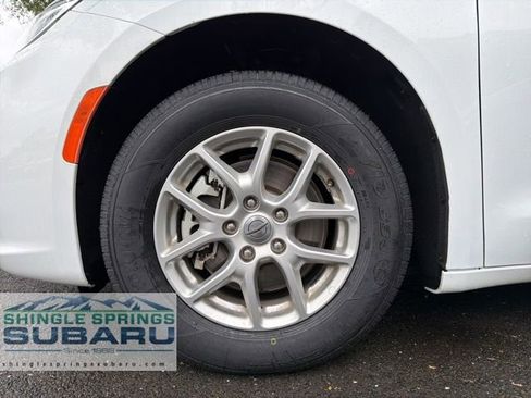 Used 2024 Chrysler Pacifica Touring-L FWD image 46