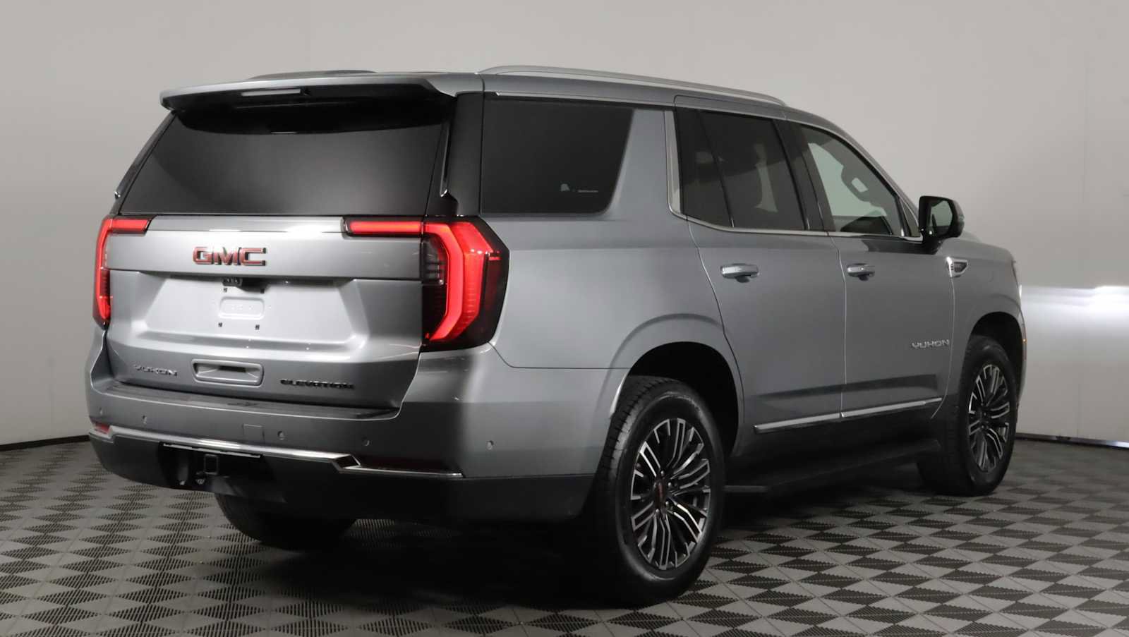 Used 2025 GMC Yukon Elevation w/ Elevation Premium Package AWD/4WD image 6