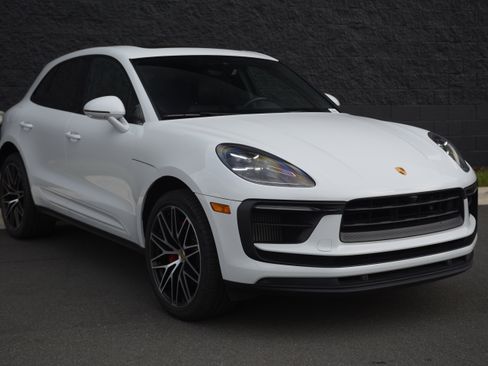 Certified 2022 Porsche Macan S AWD/4WD image 9