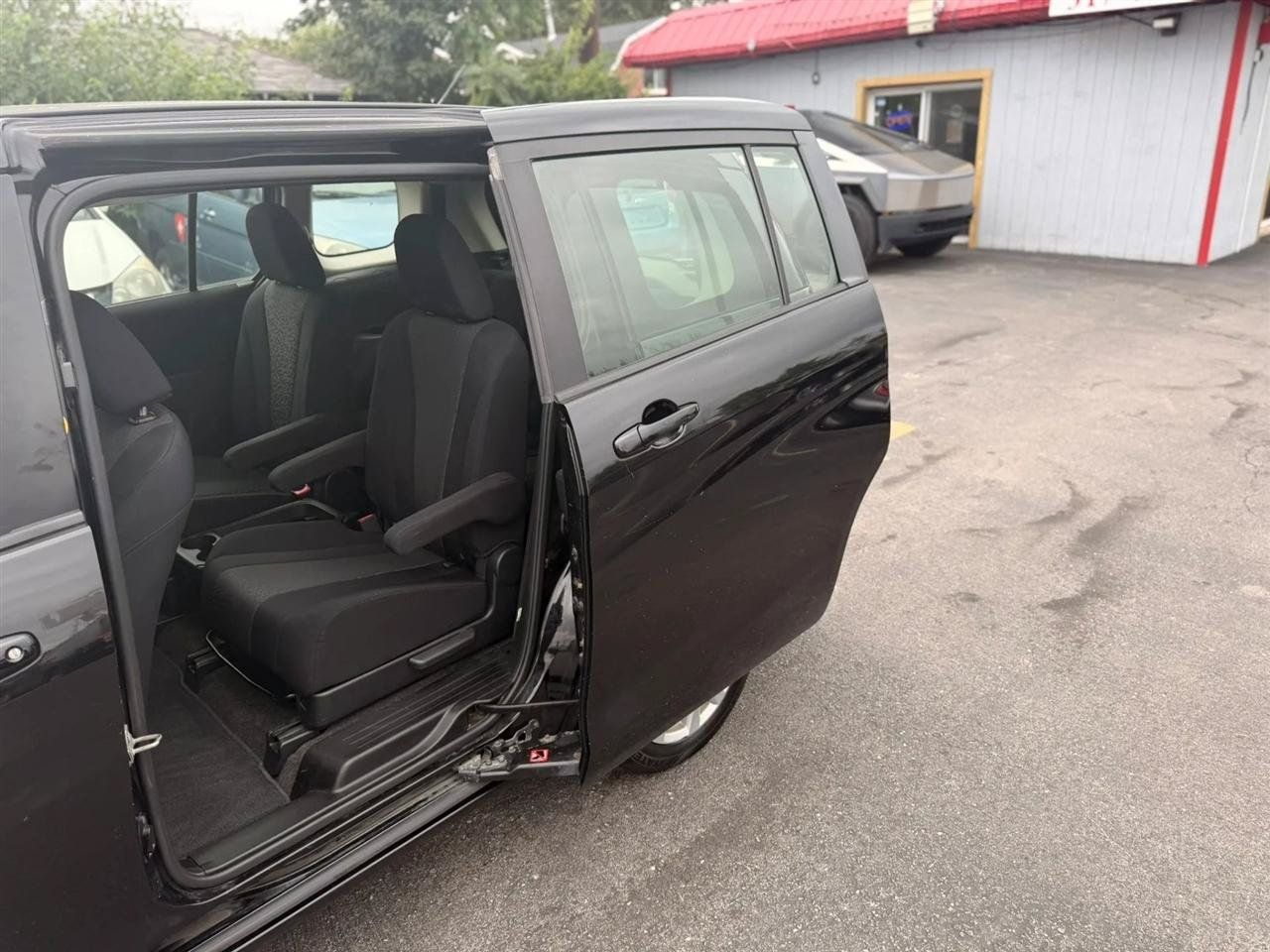 Used 2012 MAZDA MAZDA5 Sport FWD image 26