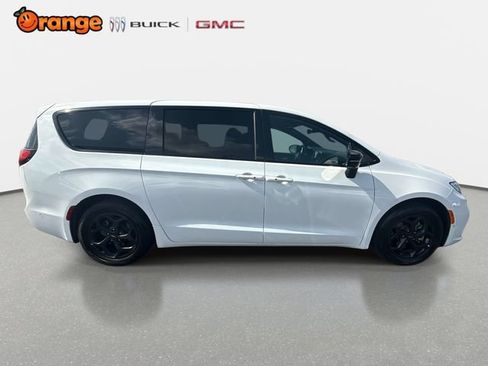 Used 2024 Chrysler Pacifica Limited FWD image 2