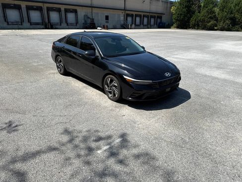 Certified 2025 Hyundai Elantra Limited FWD image 6