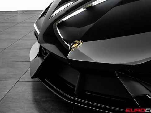 Used 2025 Lamborghini Revuelto image 12