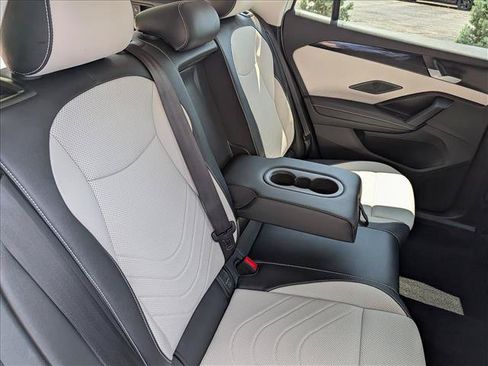 Certified 2025 Volkswagen Tiguan SE AWD/4WD image 16