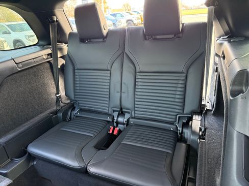 Used 2024 Land Rover Discovery Dynamic SE image 14