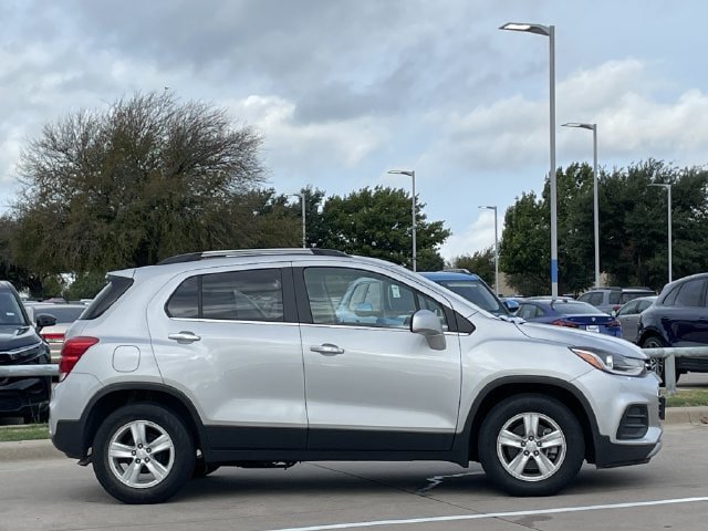 Used 2019 Chevrolet Trax LT w/ LT Convenience Package FWD image 3