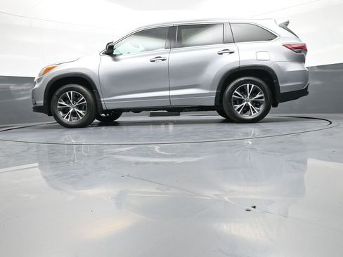 Certified 2016 Toyota Highlander XLE AWD/4WD image 35