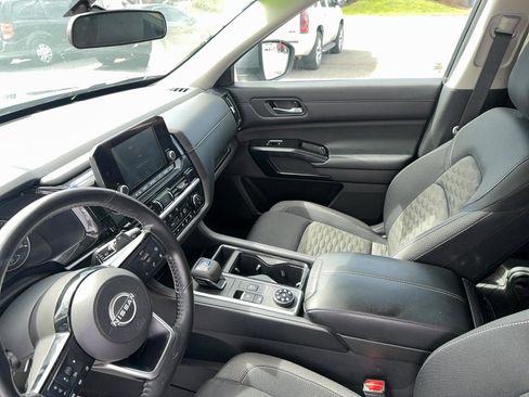 Used 2022 Nissan Pathfinder SV AWD/4WD image 19
