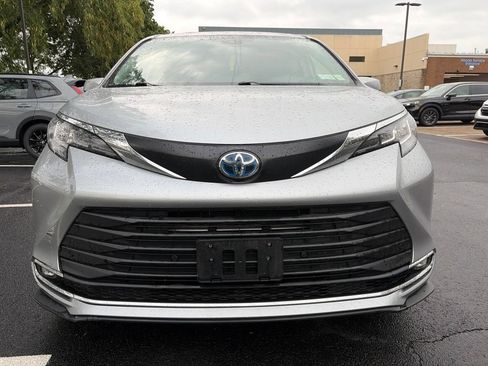 Used 2023 Toyota Sienna XLE FWD image 2