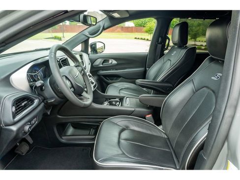 Used 2025 Chrysler Pacifica Limited FWD image 12