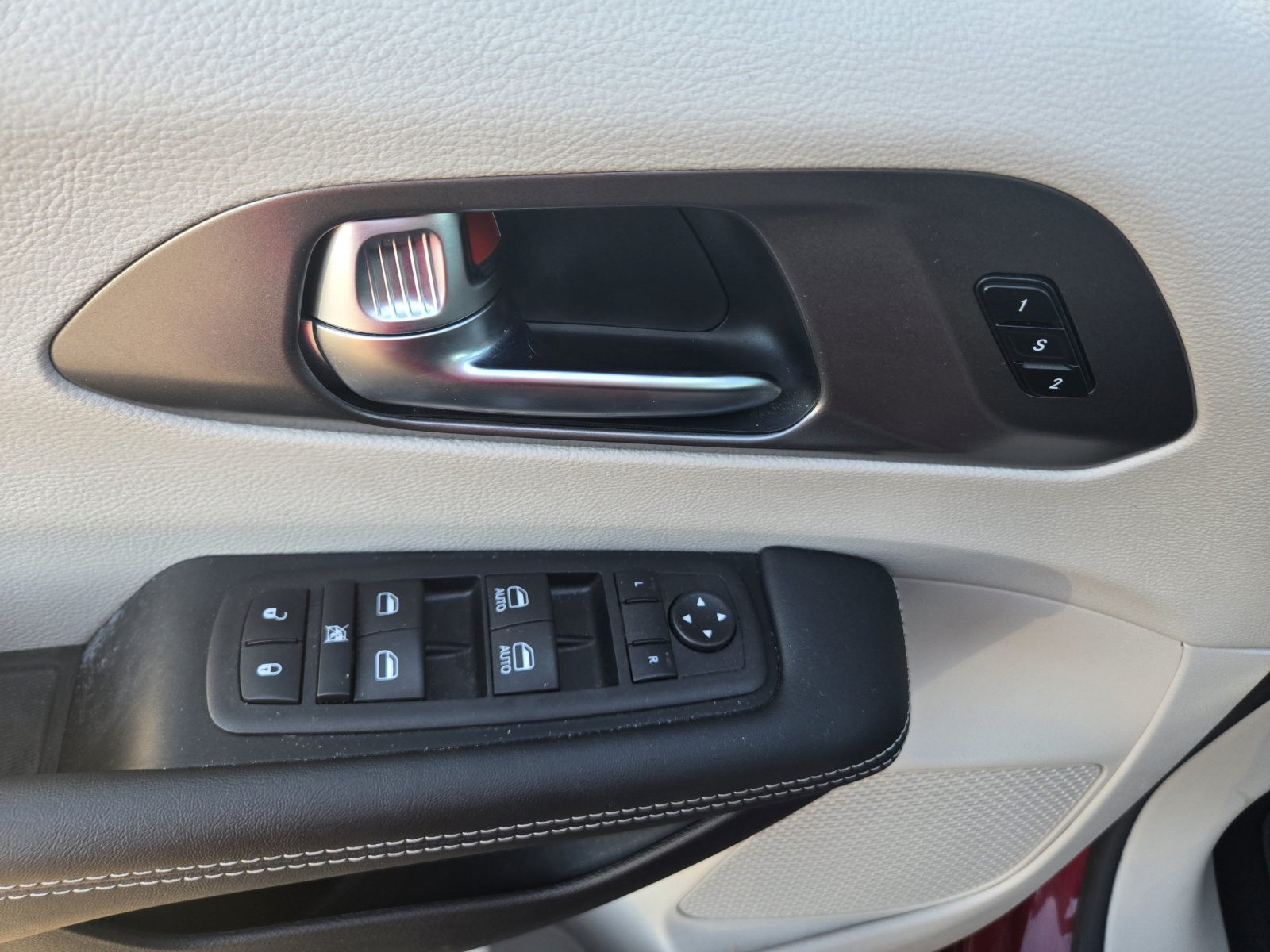 Used 2023 Chrysler Pacifica Touring-L FWD image 15