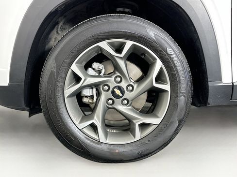 Used 2025 Chevrolet Trax LT w/ LT Convenience Package FWD image 11