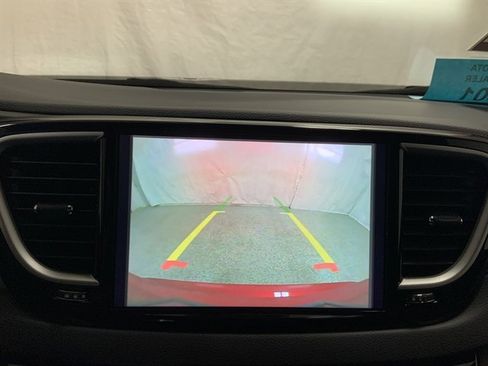 Used 2025 Chrysler Pacifica Select FWD image 45