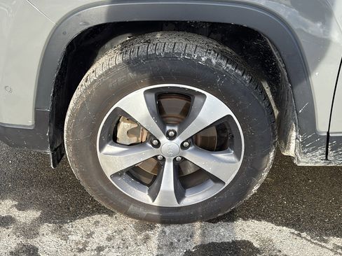 Used 2021 Jeep Cherokee Limited image 11