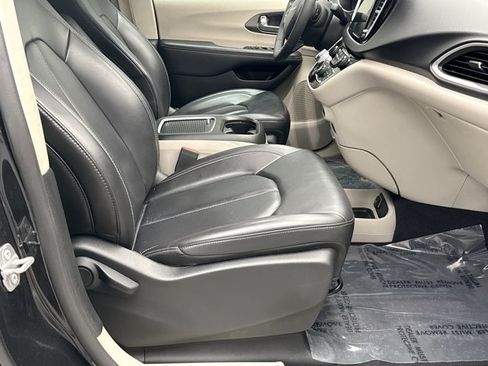 Used 2023 Chrysler Pacifica Touring-L FWD image 16