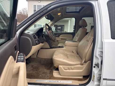 Used 2011 GMC Yukon Denali image 9