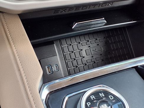 Used 2022 Ford Expedition XLT image 15