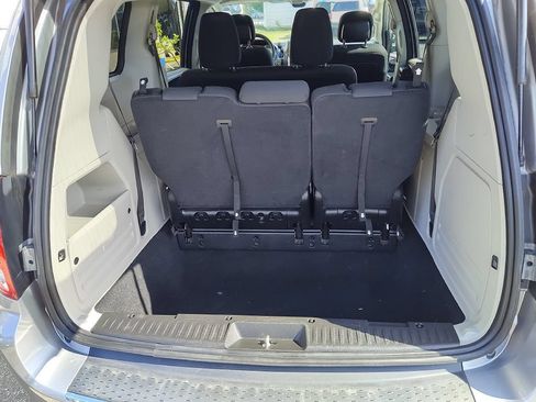 Used 2019 Dodge Grand Caravan SE FWD image 14