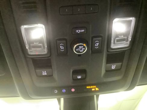 Used 2021 Chevrolet Tahoe Z71 w/ Luxury Package AWD/4WD image 22