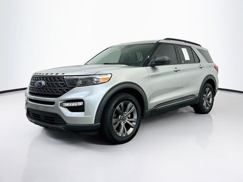 Used 2021 Ford Explorer XLT w/ Equipment Group 202A AWD/4WD image 3