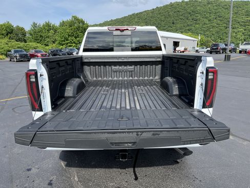 New 2026 GMC Sierra 2500 AT4 w/ AT4 Premium Plus Package AWD/4WD image 11