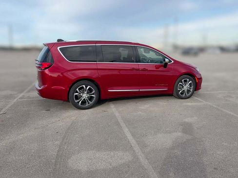 New 2026 Chrysler Pacifica Pinnacle image 13