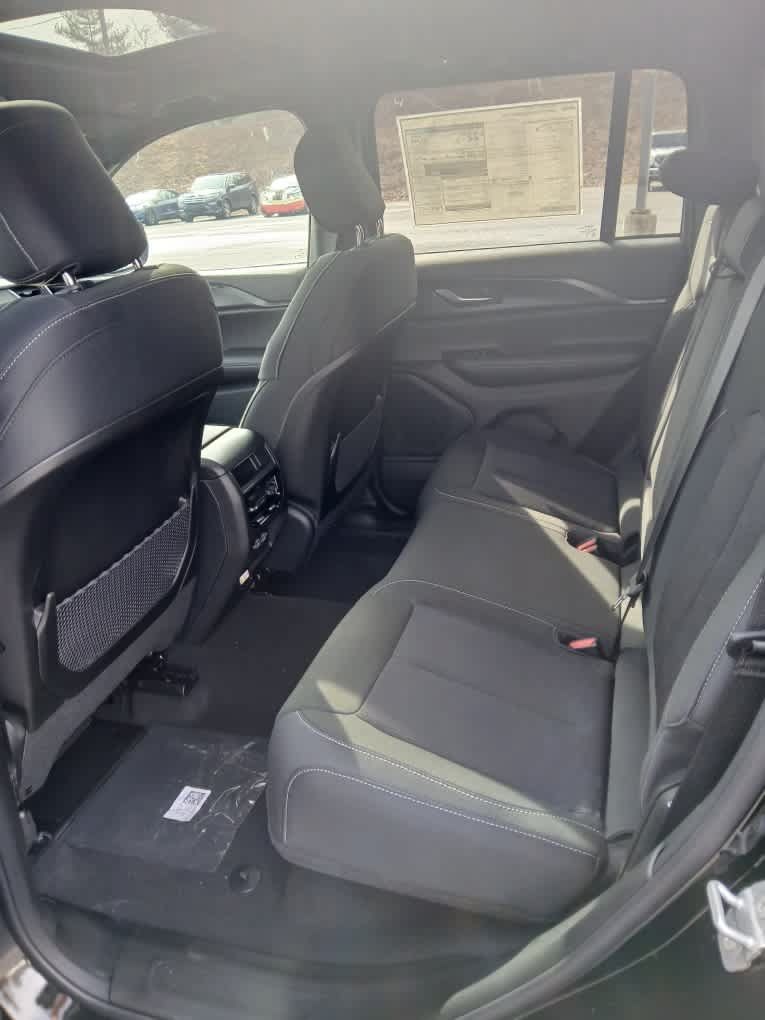 New 2025 Jeep Grand Cherokee Laredo X w/ Luxury Tech Group I AWD/4WD image 13