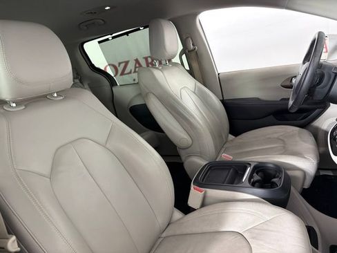 Used 2017 Chrysler Pacifica Touring-L FWD image 16