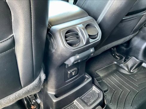 Used 2019 Jeep Wrangler Unlimited Sahara w/ Dual Top Group AWD/4WD image 22