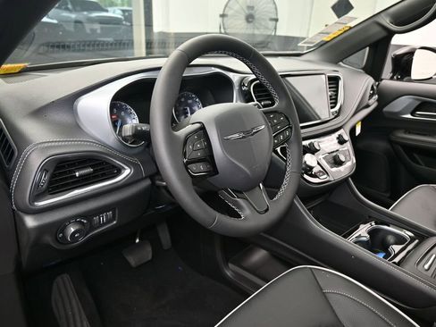 New 2026 Chrysler Pacifica Limited w/ S Appearance Package image 10