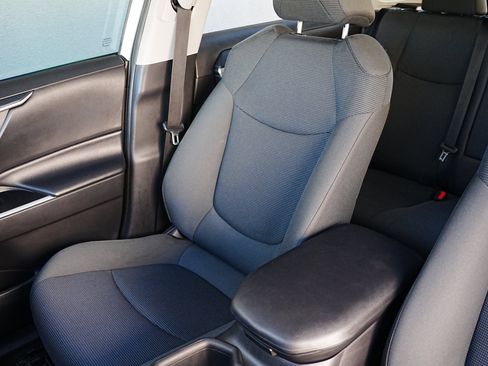 Used 2022 Toyota RAV4 LE image 11