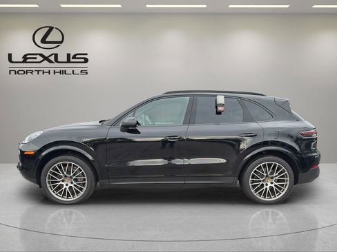 Used 2023 Porsche Cayenne Platinum Edition image 9
